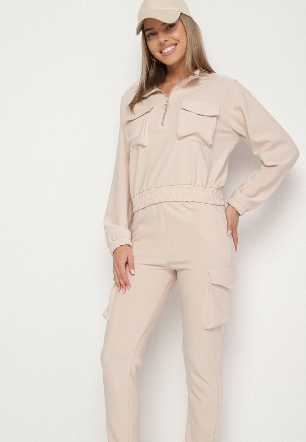 Born2be - Beżowy Komplet Dresowy w Stylu Cargo Bluza na Suwak i Joggery Sitene. Kolor: beżowy. Materiał: dresówka. Sport: turystyka piesza