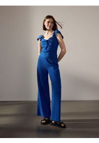 Reserved - Luźne spodnie w prążek - niebieski. Kolor: niebieski. Materiał: dzianina. Wzór: prążki #1