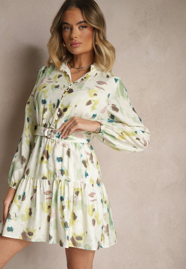 Renee - Zielona Sukienka z Wiskozy o Rozkloszowanym Kroju z Paskiem w Abstrakcyjny Print Stalitte. Okazja: na co dzień. Typ kołnierza: kołnierz z falbankami, kołnierzyk stójkowy. Kolor: zielony. Materiał: wiskoza. Wzór: nadruk. Typ sukienki: rozkloszowane. Styl: klasyczny, casual