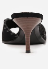 Renee - Czarne Klapki Peep Toe na Szpilce Zdobione Przeszyciami i Kokardką Charvienne. Okazja: na co dzień. Nosek buta: otwarty. Kolor: czarny. Wzór: aplikacja. Sezon: lato. Obcas: na szpilce. Styl: casual, retro, elegancki #8