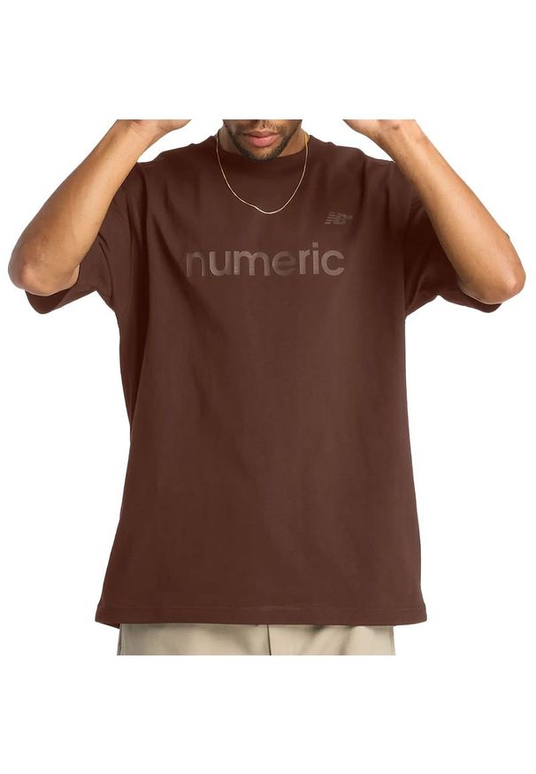 Koszulka męska New Balance Numeric MT51955ROK - brązowa. Kolor: brązowy. Materiał: materiał, bawełna. Długość rękawa: krótki rękaw. Długość: krótkie