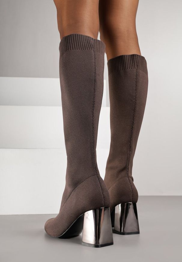 Born2be - Brązowe Skarpetkowe Kozaki VICES na Metalicznym Słupku Naluna. Okazja: na co dzień, na randkę, do pracy, na spotkanie biznesowe. Zapięcie: bez zapięcia. Kolor: brązowy. Materiał: materiał, jeans. Obcas: na słupku. Styl: biznesowy, casual, elegancki, wizytowy, klasyczny