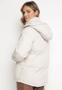 Born2be - Jasnobeżowa Pudełkowa Kurtka Pikowana z Kapturem Anena. Okazja: na co dzień. Typ kołnierza: kaptur. Kolor: beżowy. Materiał: jeans. Styl: klasyczny, casual, elegancki #5