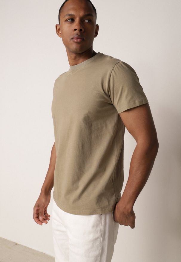 Born2be - Ciemnozielona Gładka Koszulka T-shirt z Bawełny o Prostym Kroju Sarusa. Okazja: na co dzień, na randkę. Kolor: zielony. Materiał: bawełna. Wzór: gładki. Styl: casual, klasyczny