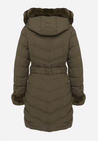 Born2be - Ciemnozielona Pikowana Kurtka Zimowa z Paskiem i Futerkowymi Obszyciami z Możliwością Odpięcia Hedirra. Okazja: na co dzień. Kolor: zielony. Materiał: jeans. Sezon: zima. Styl: casual, elegancki #6