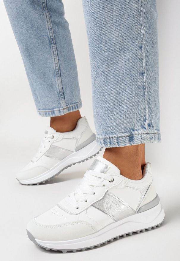 Born2be - Białe Sneakersy z Siateczką i Zdobieniem z Brokatem Vilista. Kolor: biały. Wzór: aplikacja