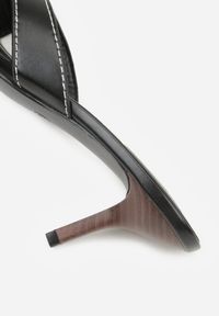 Renee - Czarne Klapki na Szpilce z Wycięciami po Bokach Amaliliphis. Okazja: na co dzień. Kolor: czarny. Materiał: jeans. Obcas: na szpilce. Styl: casual, elegancki #3