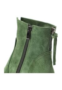 Zielone Botki Nessi Modne Obuwie Damskie. Zapięcie: zamek. Kolor: zielony. Materiał: zamsz, skóra. Sezon: jesień. Obcas: na obcasie. Styl: elegancki. Wysokość obcasa: średni #5
