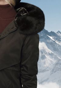 Born2be - Zielona Kurtka za Kolano ze Ściągaczem i Kapturem z Futerkiem Adoresa. Okazja: na co dzień. Kolor: zielony. Materiał: futro. Styl: casual #4