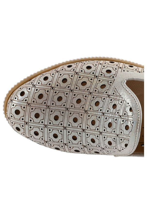 Półbuty damskie Artiker, wykonane z materiału o gładkiej powierzchni z geometrycznymi perforacjami z wsuwanym fasonem, złote, 46C0451. Kolor: złoty. Materiał: skóra, materiał. Szerokość cholewki: normalna. Wzór: geometria, gładki. Obcas: na obcasie. Styl: wakacyjny, elegancki. Wysokość obcasa: niski