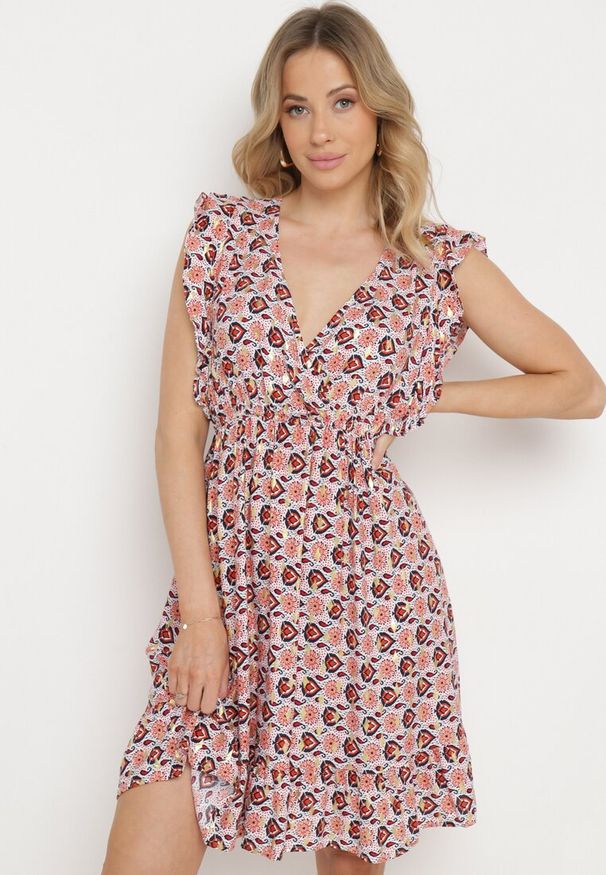 Born2be - Beżowo-Czerwona Sukienka Mini z Wiskozy w Mozaikowy Wzór z Gumką w Pasie Lariaa. Okazja: na co dzień. Typ kołnierza: kołnierz z falbankami, dekolt w serek. Kolor: beżowy. Materiał: wiskoza. Długość rękawa: na ramiączkach. Typ sukienki: rozkloszowane. Styl: casual, elegancki. Długość: mini