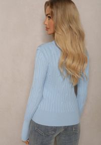 Renee - Jasnoniebieski Sweter z Wiskozą i Ozdobnym Splotem Saviana. Okazja: na co dzień. Kolor: niebieski. Materiał: wiskoza. Długość rękawa: długi rękaw. Długość: długie. Wzór: ze splotem. Styl: elegancki, casual #5