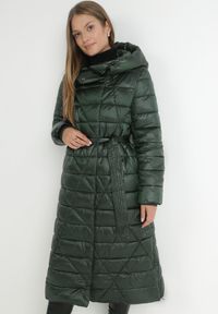 Born2be - Ciemnozielona Kurtka za Kolano z Wiązanym Paskiem i Kapturem Chlyrie. Kolor: zielony. Materiał: materiał. Długość: długie. Sezon: zima, jesień #6