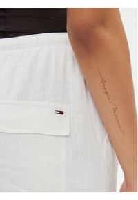Tommy Jeans Spodnie materiałowe Harper DW0DW17965 Biały Relaxed Fit. Kolor: biały. Materiał: len, wiskoza