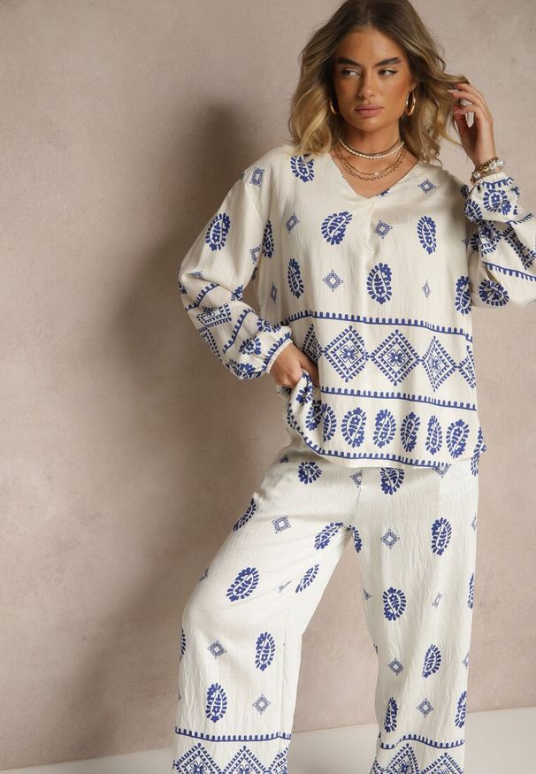 Renee - Biało-Niebieski Komplet w Stylu Etno Spodnie z Gumką w Pasie i Bluzka Oversize Eviralyn. Kolor: biały