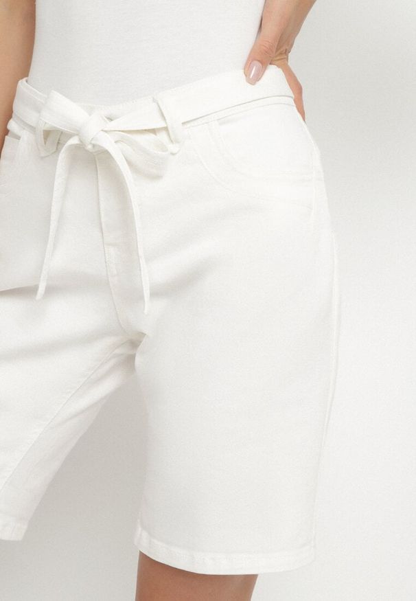 Born2be - Białe Bawełniane Szorty z Niskim Stanem i Wiązanym Paskiem Filandra. Stan: obniżony. Kolor: biały. Materiał: bawełna. Wzór: koronka. Styl: elegancki