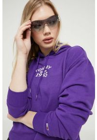 Tommy Jeans bluza damska kolor fioletowy z kapturem z nadrukiem. Typ kołnierza: kaptur. Kolor: fioletowy. Materiał: bawełna, dzianina. Długość rękawa: długi rękaw. Długość: długie. Wzór: nadruk #5