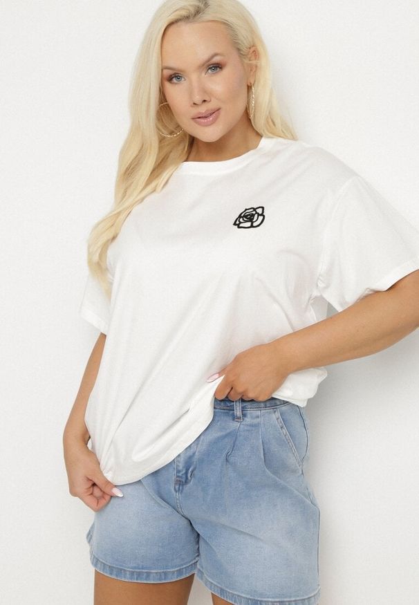 Born2be - Biały T-shirt z Bawełny z Naszywką Kwiatu Firirene. Okazja: na co dzień. Kolor: biały. Materiał: bawełna. Wzór: aplikacja, kwiaty. Styl: casual, elegancki