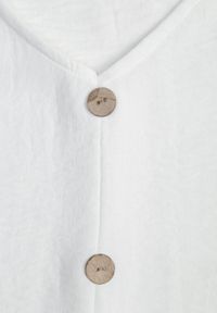 Born2be - Biała Bluzka z Bawełną o Nietoperzowym Kroju z Guzikami Mistwin. Okazja: do pracy, na co dzień. Kolor: biały. Materiał: bawełna. Styl: klasyczny, casual #7