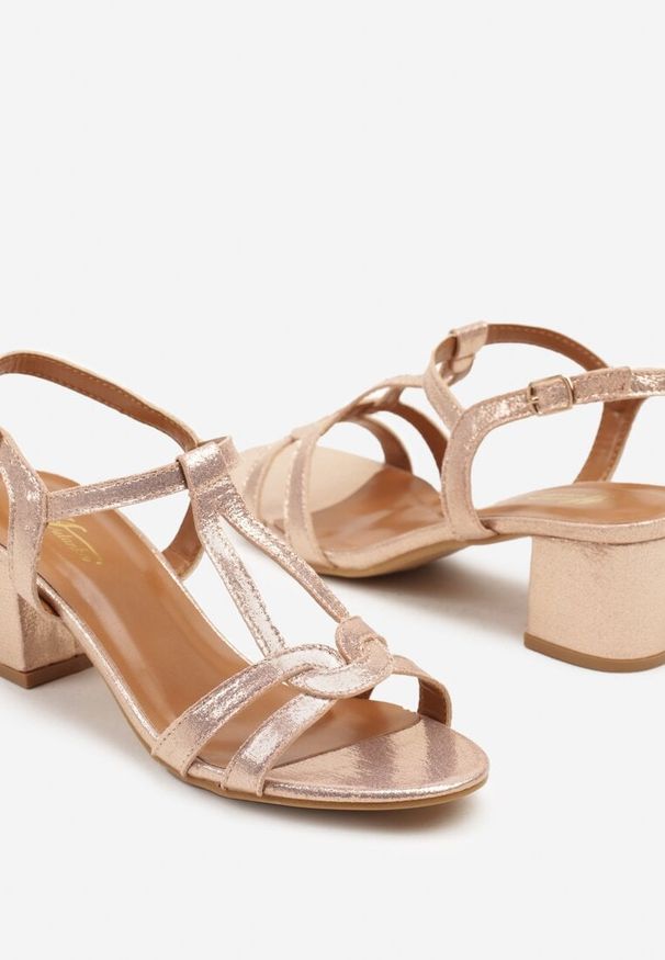 Renee - Szampańskie Sandały na Słupkowym Obcasie z Ozdobnie Splecionymi Paskami Tirlexia. Okazja: na co dzień, na spacer. Nosek buta: otwarty. Zapięcie: pasek. Kolor: złoty. Obcas: na obcasie. Styl: elegancki, casual. Wysokość obcasa: średni