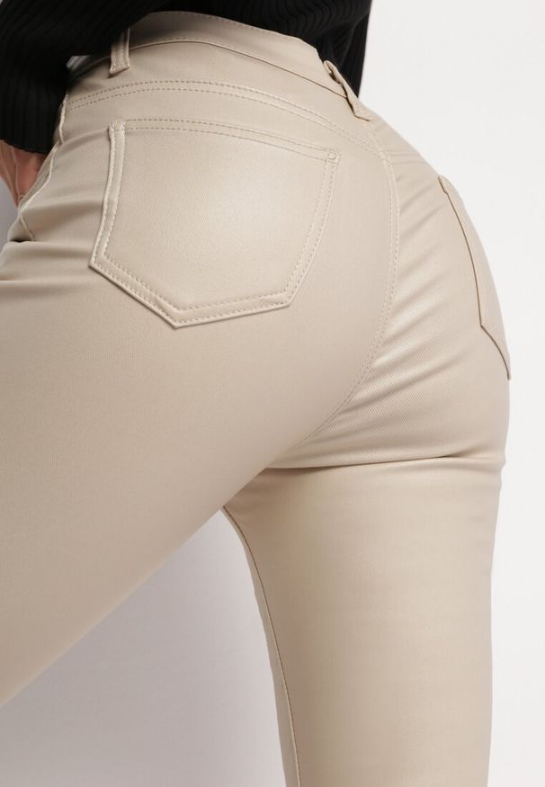 Born2be - Beżowe Spodnie Skinny z Imitacji Skóry Daciss. Kolor: beżowy. Materiał: skóra