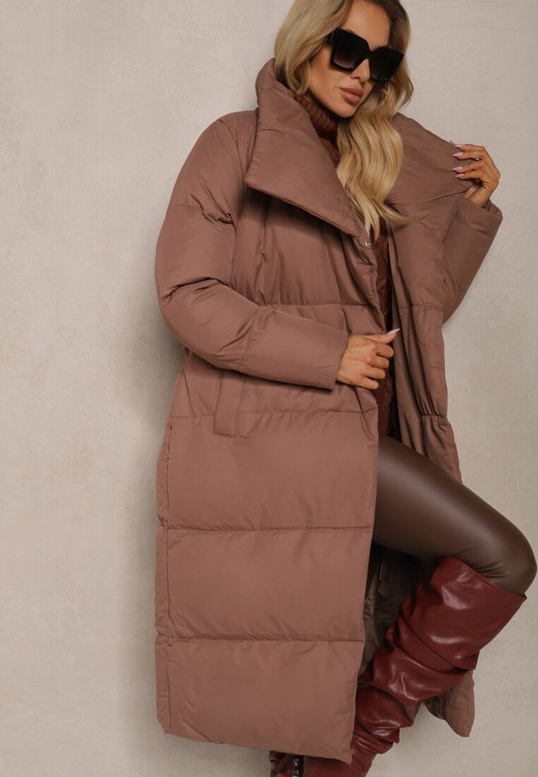 Renee - Brązowa Kurtka z Wysokim Kołnierzem Zapinana na Napy z Paskiem Luliriva. Typ kołnierza: kołnierzyk stójkowy. Kolor: brązowy. Materiał: tkanina. Wzór: gładki. Styl: klasyczny