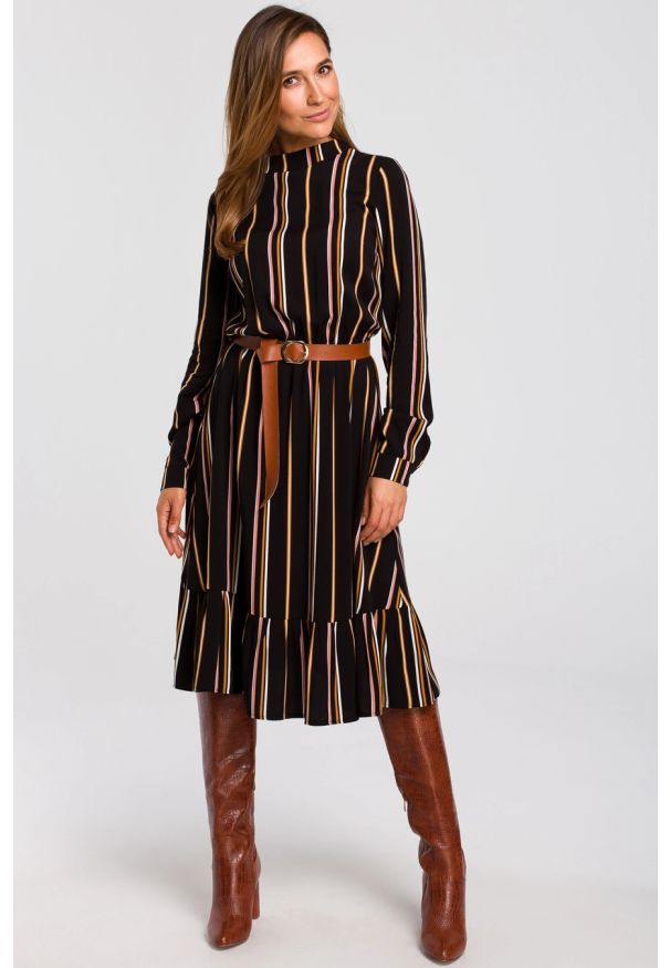 Sukienki.shop - Sukienka boho w paski z falbaną i paskiem brązowa wiskoza. Okazja: na co dzień, do pracy. Kolor: brązowy. Materiał: wiskoza. Wzór: paski. Styl: boho