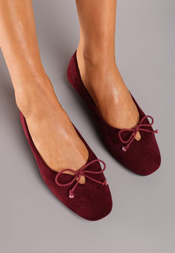 Renee - Bordowe Balerinki na Płaskiej Podeszwie z Kokardką i Wycięciami Lerivin. Kolor: czerwony. Materiał: jeans. Obcas: na płaskiej podeszwie. Styl: elegancki