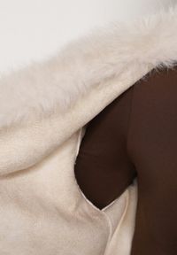 Born2be - Biały Futerkowy Płaszcz z Szerokim Kołnierzem i Mankietami z Wiązanym Paskiem Viaruna. Okazja: na co dzień, na imprezę. Kolor: biały. Materiał: dzianina. Długość rękawa: długi rękaw. Długość: długie. Styl: casual, elegancki #4