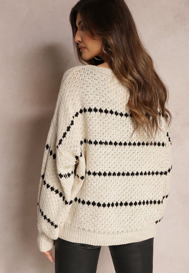 Renee - Jasnobeżowy Sweter z Szerokimi Bufiastymi Rękawami i Drobnym Wzorem Nigistis. Kolor: beżowy. Materiał: dzianina, tkanina. Długość rękawa: długi rękaw. Długość: długie. Wzór: aplikacja, paski. Styl: klasyczny