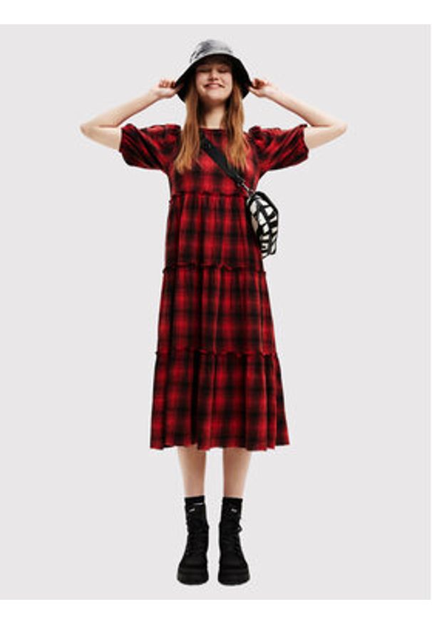 Desigual Sukienka codzienna Khan 22WWVW51 Czerwony Regular Fit. Okazja: na co dzień. Kolor: czerwony. Materiał: bawełna. Typ sukienki: proste. Styl: casual