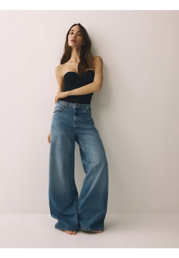 Reserved - Body z modulowanymi miseczkami - czarny. Kolor: czarny. Materiał: dzianina