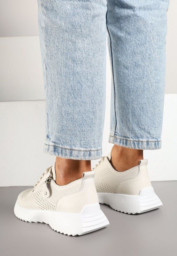 Renee - Beżowe Sneakersy Skórzane Ozdobione Suwakiem Ivelami. Okazja: na co dzień. Kolor: beżowy. Materiał: skóra. Wzór: aplikacja. Obcas: na płaskiej podeszwie