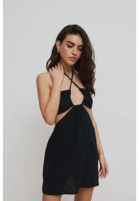 Marsala - Sukienka z muślinu z wiązaniem na szyi w kolorze CZARNYM - LAVRA. Okazja: na spacer, na imprezę. Kolor: czarny. Materiał: jeans, bawełna. Sezon: lato. Typ sukienki: proste. Styl: elegancki. Długość: mini #1