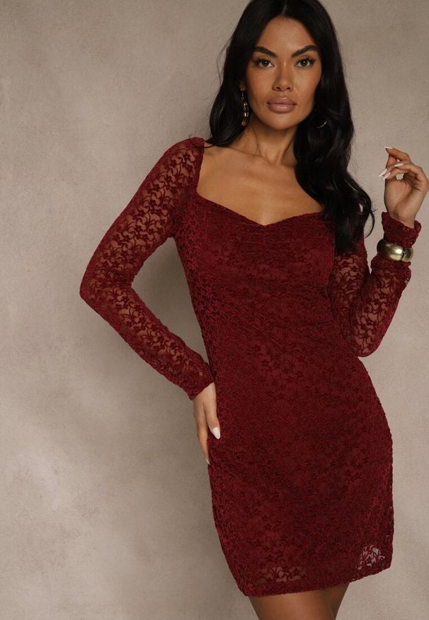 Renee - Bordowa Dopasowana Sukienka z Koronki z Kwadratowym Dekoltem Uwedia. Okazja: na randkę. Typ kołnierza: dekolt kwadratowy. Kolor: czerwony. Materiał: koronka. Długość rękawa: długi rękaw. Wzór: koronka