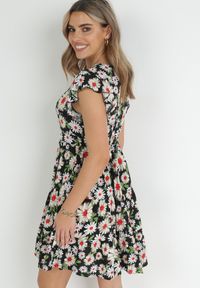 Born2be - Czarna Sukienka Mini z Wiskozy z Gumką w Pasie i Falbankami Nidi. Typ kołnierza: kołnierz z falbankami. Kolor: czarny. Materiał: wiskoza. Długość: mini