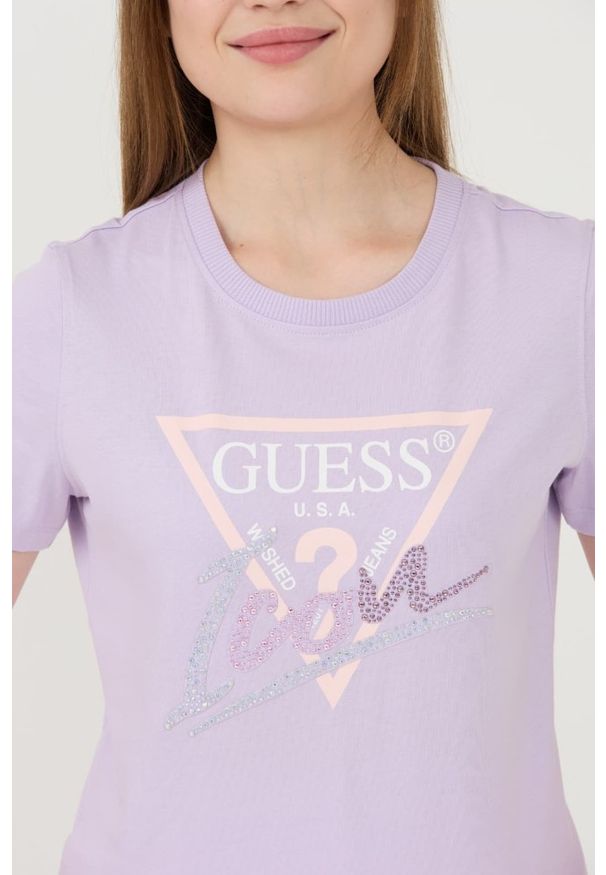 Guess - GUESS Lawendowy damski t-shirt bawełniany Icon Tee, Rozmiar S. Kolor: fioletowy. Materiał: bawełna