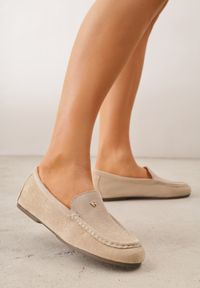 Renee - Jasnobeżowe Mokasyny VICES z Wkładką ze Skóry Naturalnej i Metalicznym Elementem Alcimene. Nosek buta: okrągły. Kolor: beżowy. Materiał: skóra. Obcas: na obcasie. Wysokość obcasa: niski #3
