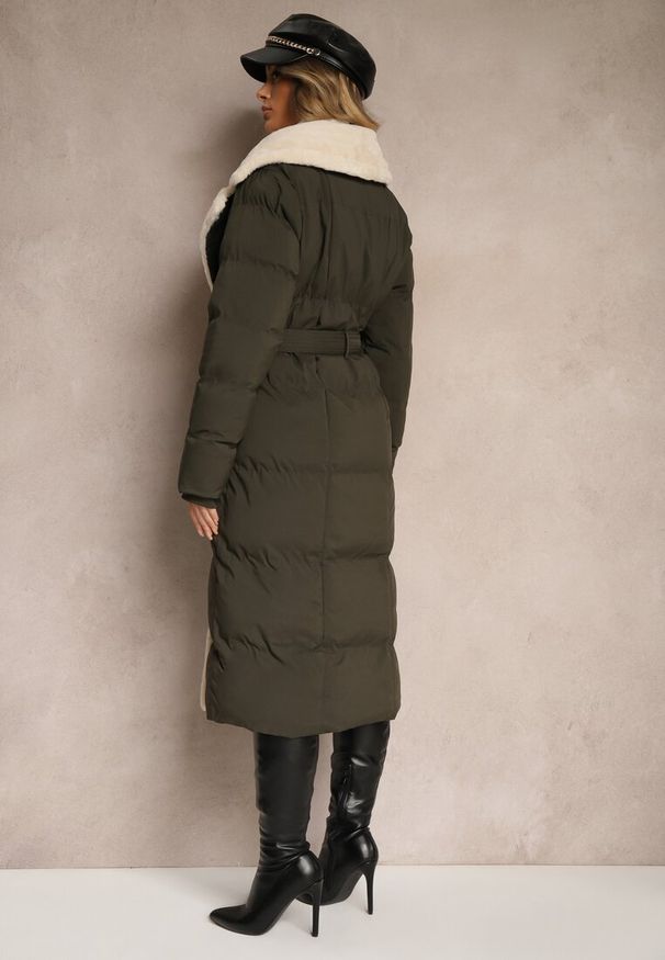 Renee - Ciemnozielona Dwurzędowa Kurtka z Pikowanym Przeszyciem i Paskiem Zdobiona Futrzanym Kołnierzem Miririna. Okazja: na co dzień, do pracy, na spotkanie biznesowe. Kolor: zielony. Materiał: futro. Wzór: aplikacja. Styl: biznesowy, klasyczny, casual, elegancki