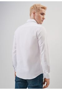 Ochnik - Biała koszula bawełniana męska. Typ kołnierza: kołnierzyk klasyczny. Kolor: biały. Materiał: bawełna. Długość: długie. Styl: klasyczny #3