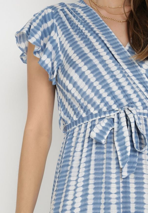 Born2be - Niebieska Sukienka Waeyo. Typ kołnierza: kołnierz z falbankami. Kolor: niebieski. Materiał: wiskoza, tkanina, materiał. Długość rękawa: krótki rękaw. Wzór: prążki, aplikacja. Typ sukienki: kopertowe. Długość: maxi