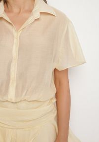 Born2be - Żółta Koszulowa Sukienka z Krótkim Rękawem i Falbankami Miradira. Okazja: na co dzień. Typ kołnierza: kołnierz z falbankami. Kolor: żółty. Długość rękawa: krótki rękaw. Wzór: aplikacja. Typ sukienki: koszulowe. Styl: elegancki, casual, klasyczny #3