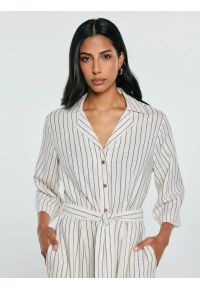 Big-Star - Sukienka damska midi koszulowa w prążek perłowa Kemesi 103. Okazja: na co dzień, do pracy. Typ kołnierza: kołnierzyk klasyczny. Kolor: kremowy. Wzór: prążki. Typ sukienki: koszulowe. Materiał: tkanina, len. Długość rękawa: krótki rękaw. Sezon: lato. Styl: casual, klasyczny, elegancki. Długość: midi #4