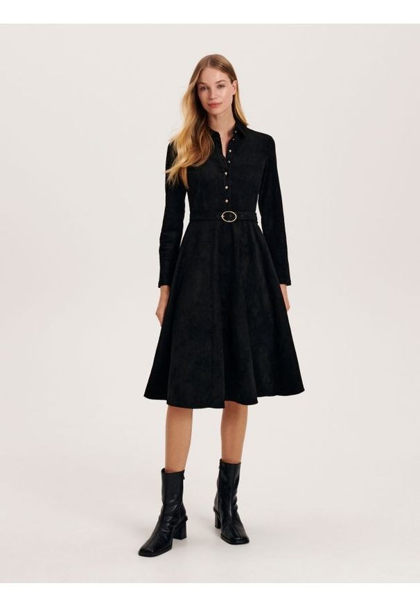 Reserved - Rozkloszowana sukienka midi - czarny. Kolor: czarny. Materiał: materiał, zamsz. Długość: midi