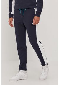 New Balance Spodnie męskie kolor granatowy gładkie. Kolor: niebieski. Materiał: dzianina. Wzór: gładki