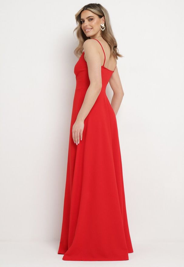 Born2be - Czerwona Rozkloszowana Klasyczna Sukienka z Kopertowym Dekoltem na Cienkich Ramiączkach z Rozcięciem Vinelia. Typ kołnierza: dekolt kopertowy. Kolekcja: dla wysokich. Kolor: czerwony. Długość rękawa: na ramiączkach. Typ sukienki: kopertowe. Styl: klasyczny. Długość: maxi