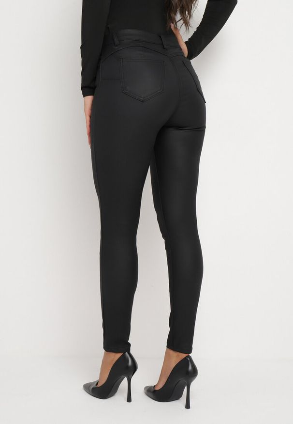Born2be - Czarne Spodnie Skinny z Imitacji Skóry Awileda. Okazja: na spotkanie biznesowe, do pracy, na co dzień. Kolor: czarny. Materiał: skóra. Sezon: wiosna, zima, jesień. Styl: rockowy, casual, biznesowy