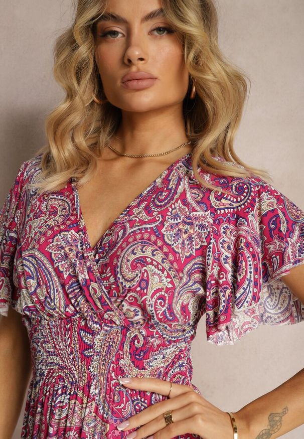 Renee - Fuksjowa Rozkloszowana Sukienka z Wiskozy z Trójkątnym Dekoltem i Gumką w Pasie Grilemia. Kolor: różowy. Materiał: wiskoza. Sezon: lato. Typ sukienki: rozkloszowane