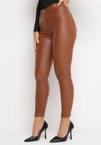 Born2be - Jasnobrązowe Spodnie Skinny z Imitacji Skóry Daciss. Kolor: brązowy. Materiał: skóra