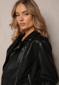 Renee - Czarna Kurtka Ramoneska z Zasuwanymi Kieszeniami Ayleen. Kolor: czarny. Materiał: skóra. Długość rękawa: długi rękaw. Długość: długie. Styl: klasyczny #5